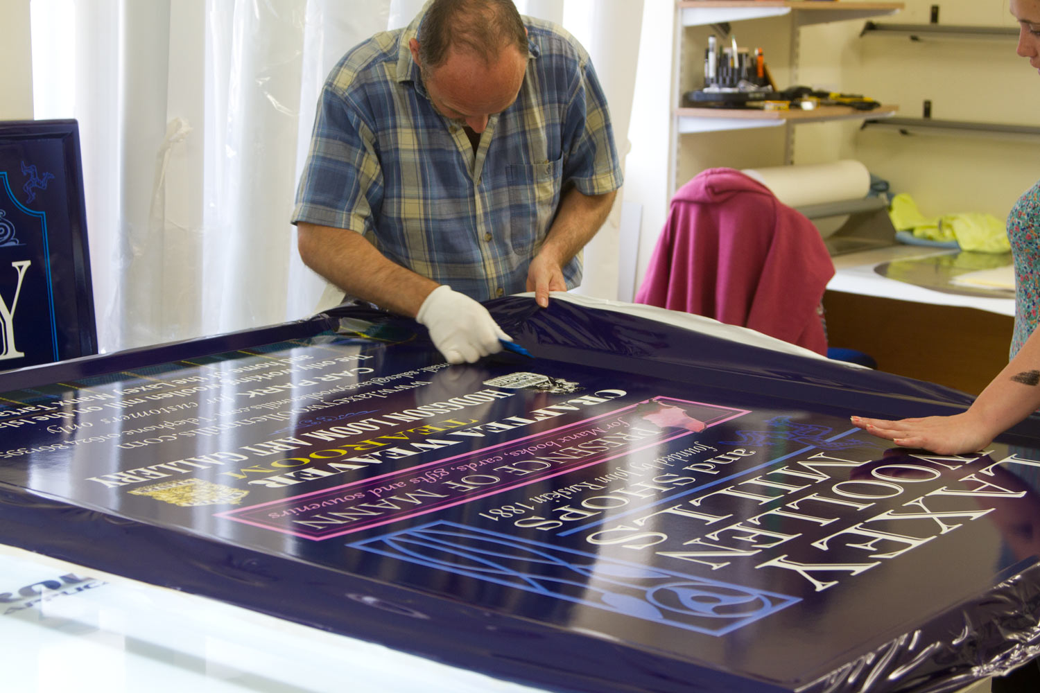 http://www.sign-maker.net/commercial/fibreglass-signs.html